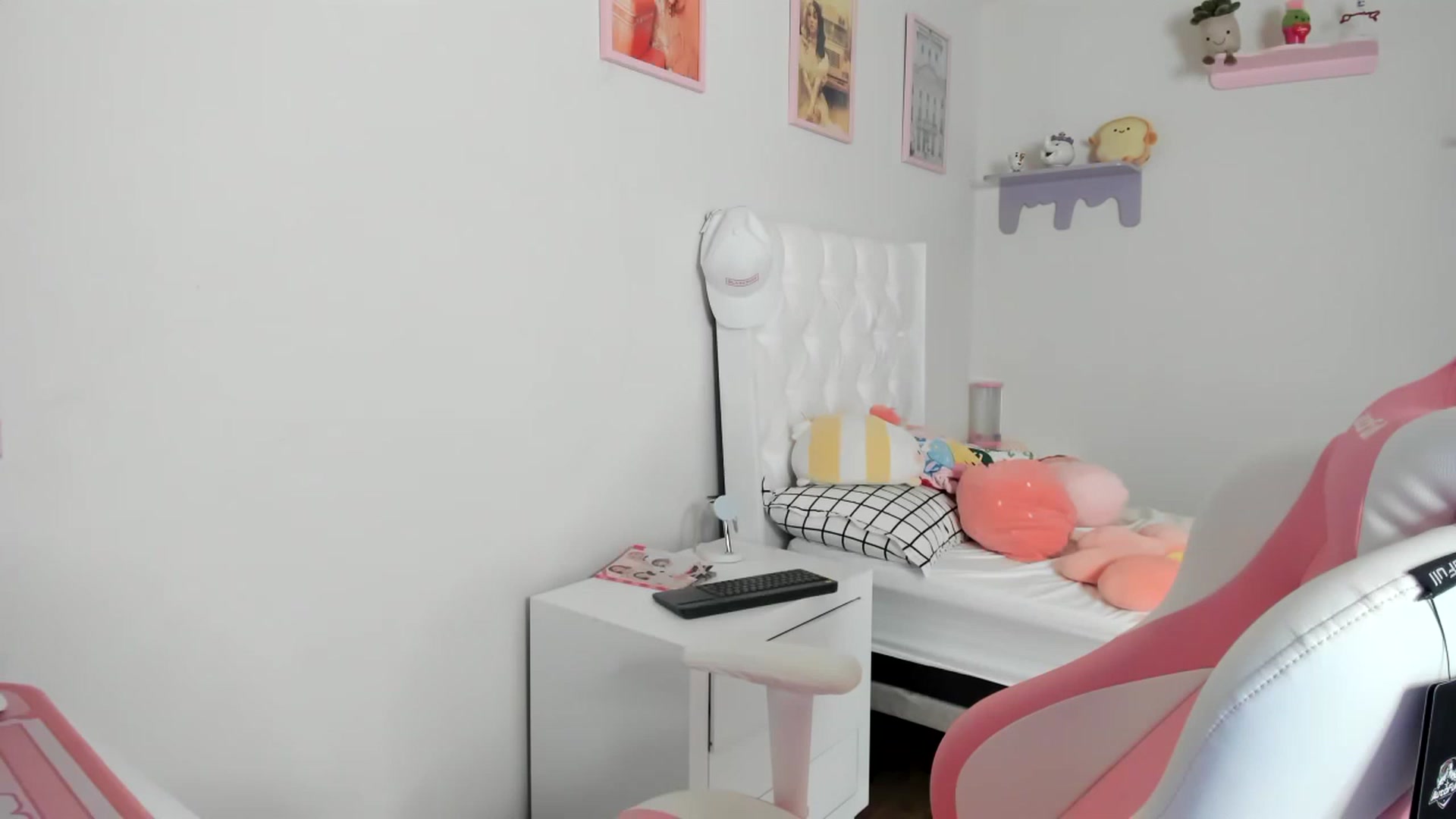 Gallery image thumbnail from Cherrycute666's myfreecams stream on, 05/12/2023, 20:59 image 18 of 20