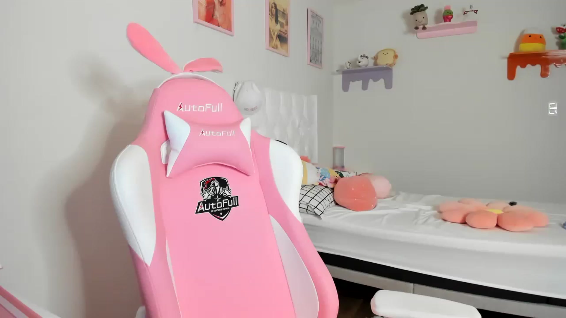 Gallery image thumbnail from Cherrycute666's myfreecams stream on, 05/13/2023, 24:06 image 20 of 20