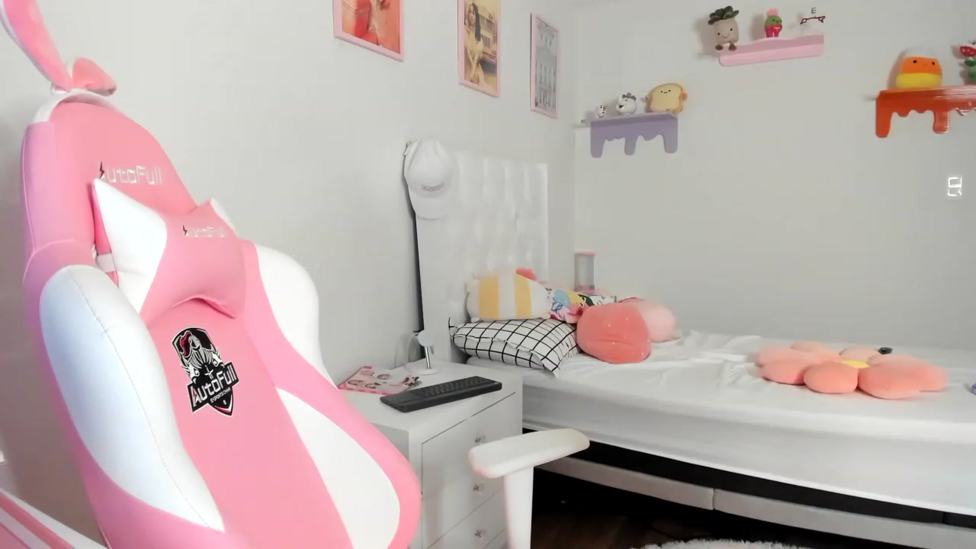 Gallery image thumbnail from Cherrycute666's myfreecams stream on, 05/13/2023, 01:06 image 9 of 20