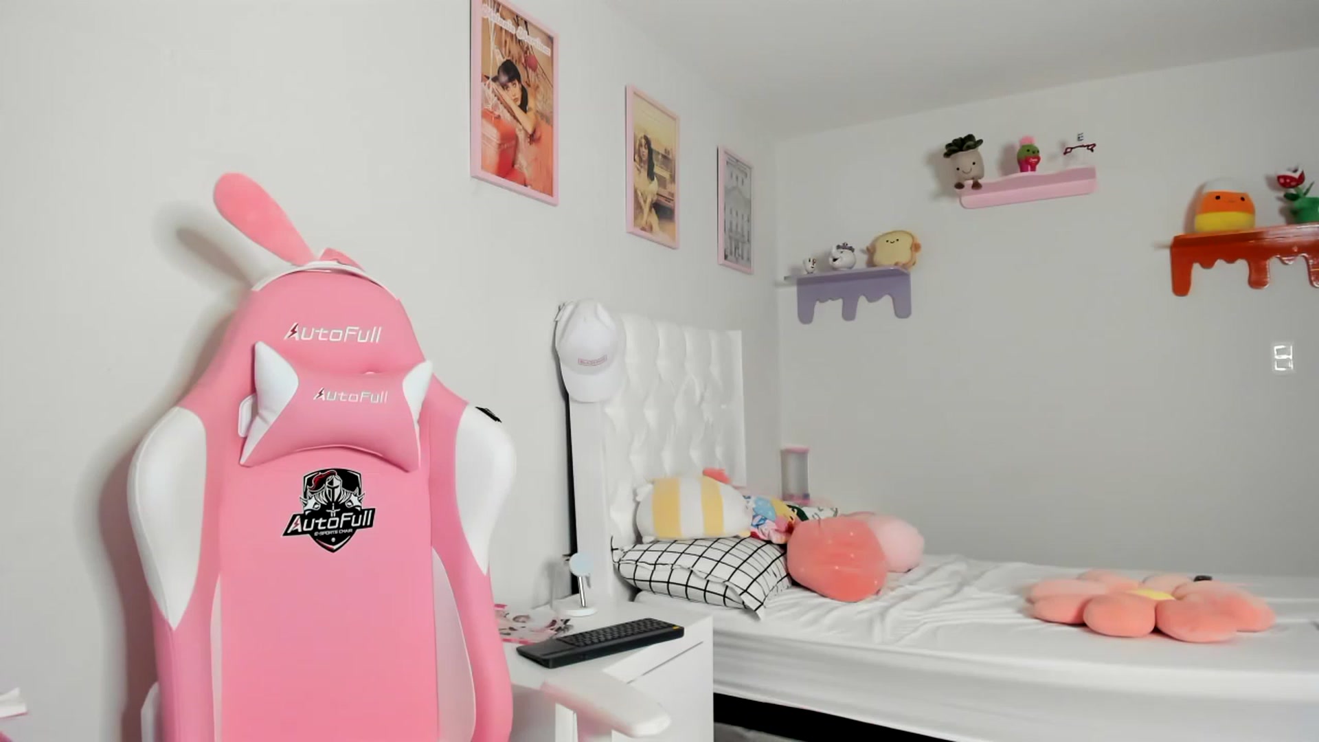 Gallery image thumbnail from Cherrycute666's myfreecams stream on, 05/13/2023, 01:06 image 17 of 20