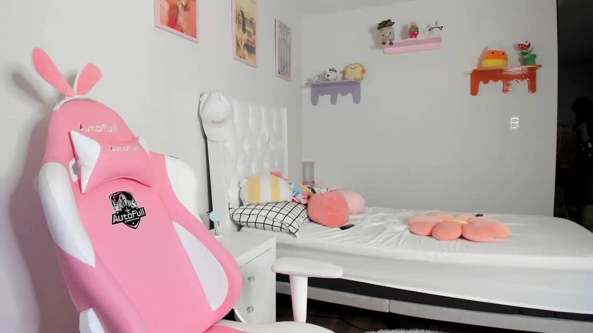 Gallery image thumbnail from Cherrycute666's myfreecams stream on, 05/13/2023, 06:19 image 7 of 20