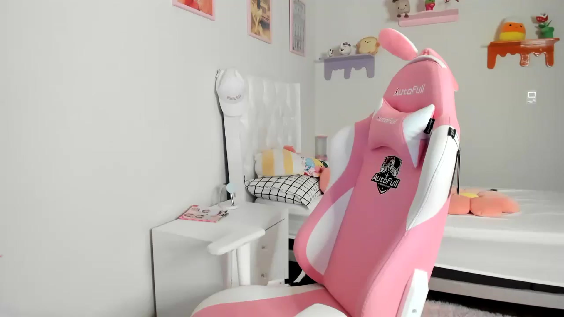 Gallery image thumbnail from Cherrycute666's myfreecams stream on, 05/13/2023, 07:40 image 15 of 20