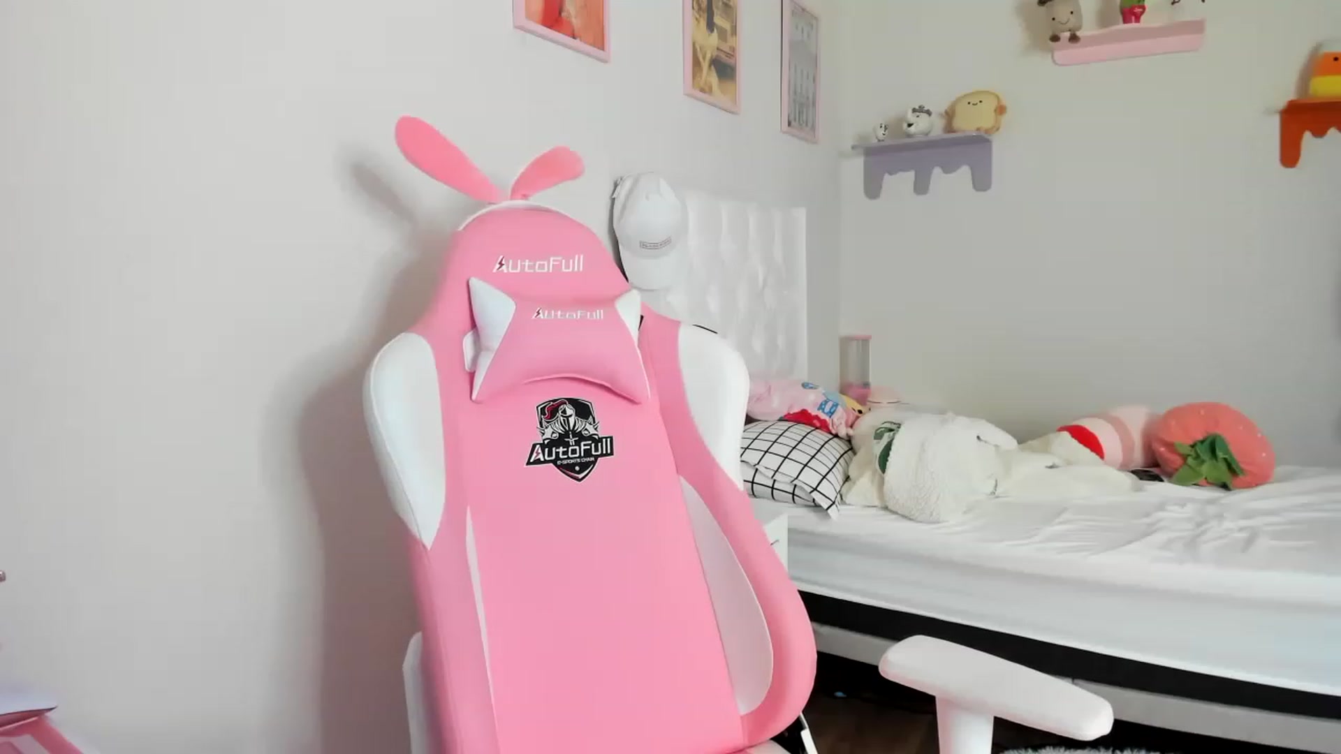 Gallery image thumbnail from Cherrycute666's myfreecams stream on, 05/14/2023, 24:03 image 19 of 20