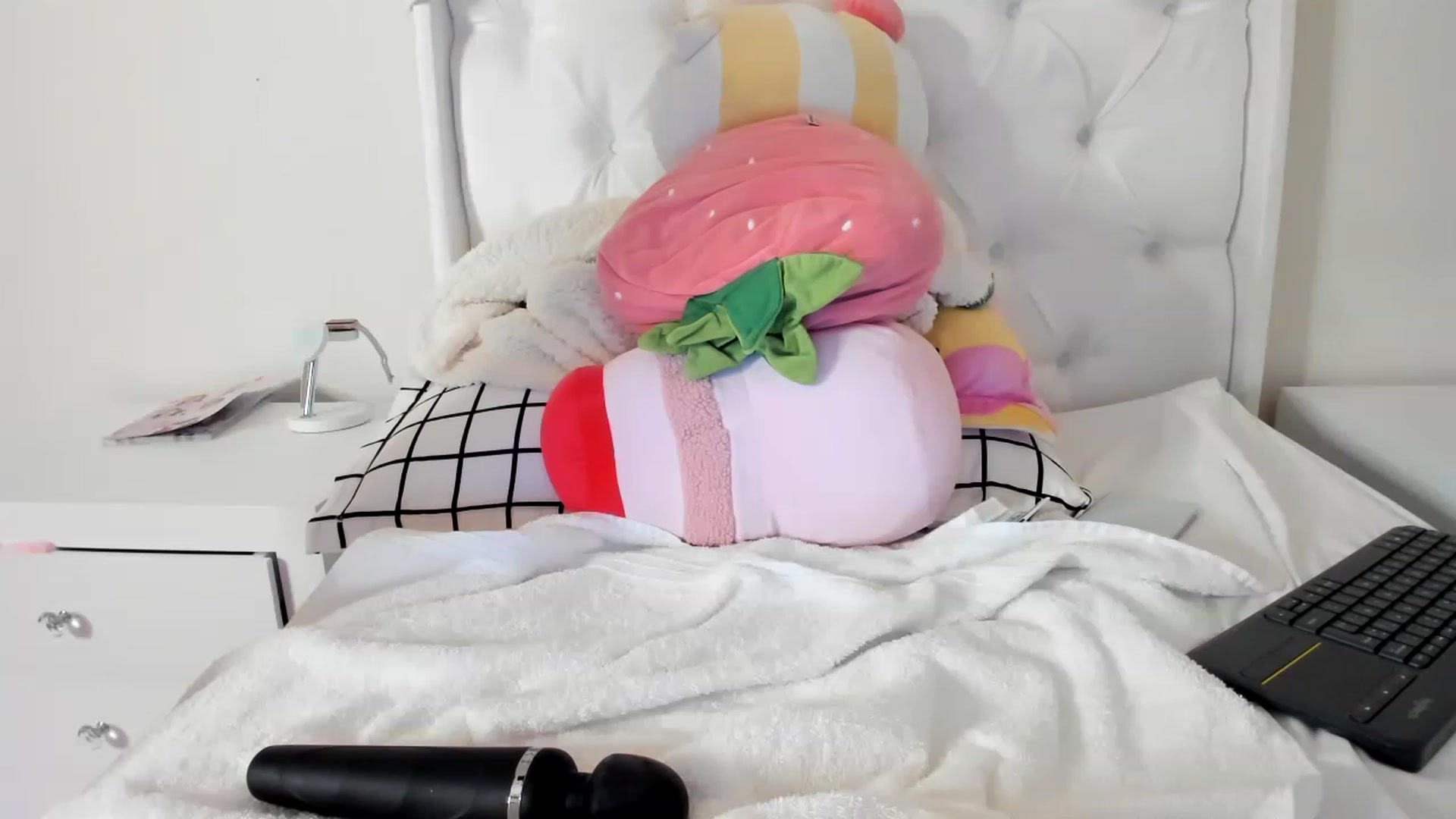 Gallery image thumbnail from Cherrycute666's myfreecams stream on, 05/14/2023, 01:37 image 13 of 20