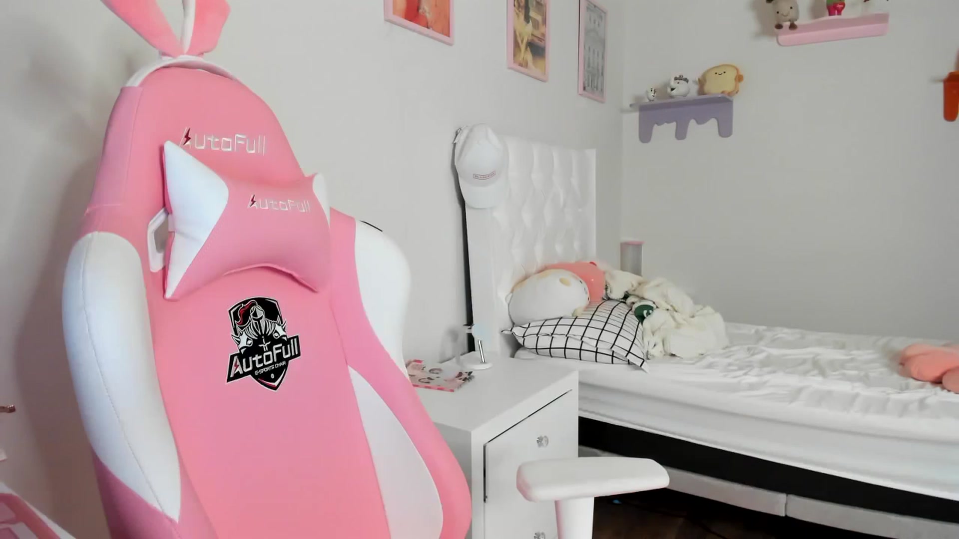 Gallery image thumbnail from Cherrycute666's myfreecams stream on, 05/15/2023, 24:02 image 8 of 20