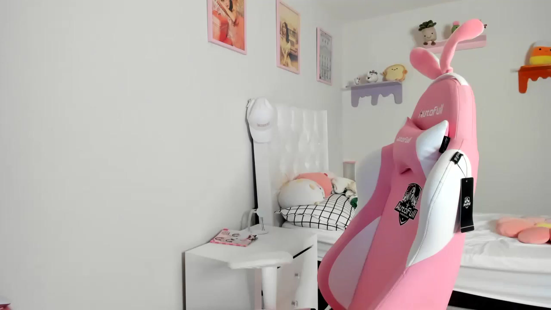 Gallery image thumbnail from Cherrycute666's myfreecams stream on, 05/15/2023, 02:42 image 16 of 20