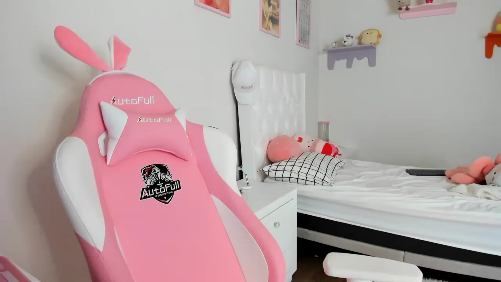Gallery image thumbnail from Cherrycute666's myfreecams stream on, 05/15/2023, 18:13 image 16 of 20