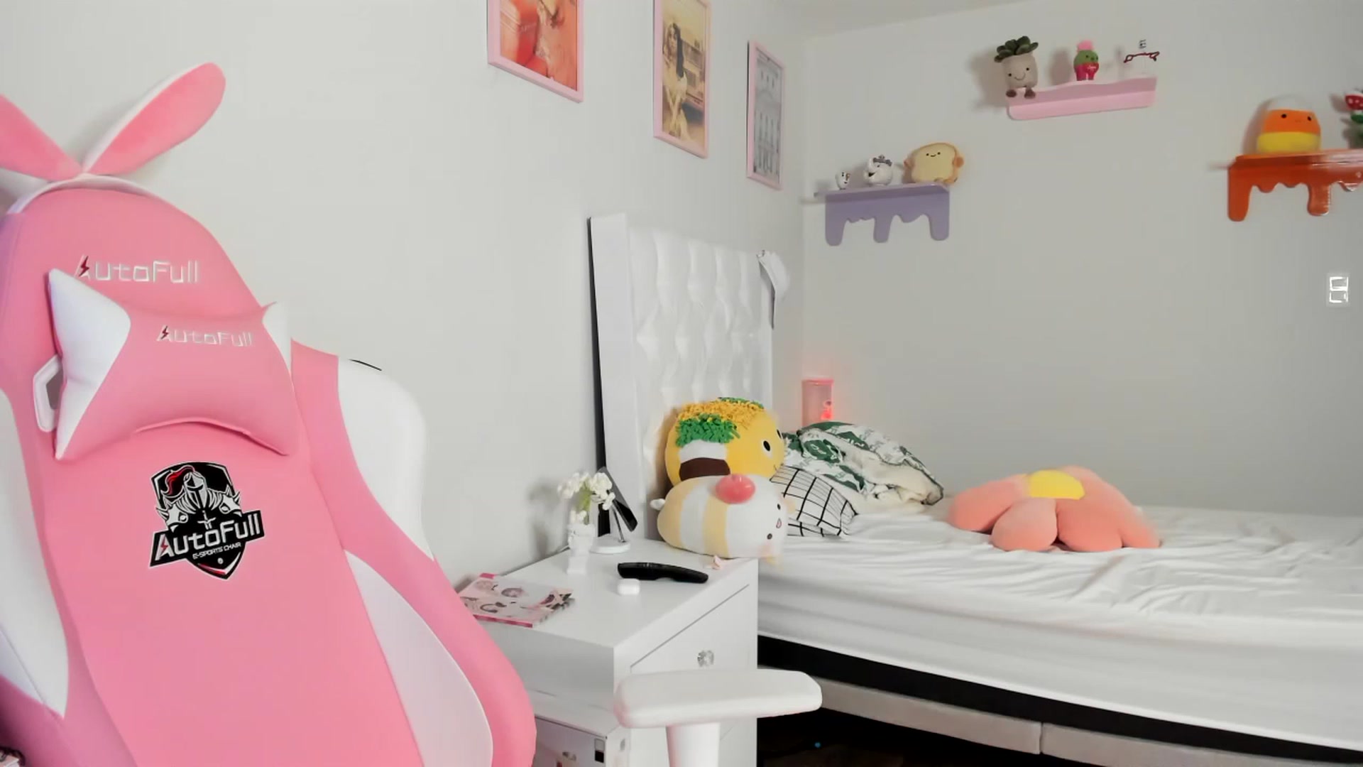 Gallery image thumbnail from Cherrycute666's myfreecams stream on, 05/17/2023, 07:48 image 2 of 20