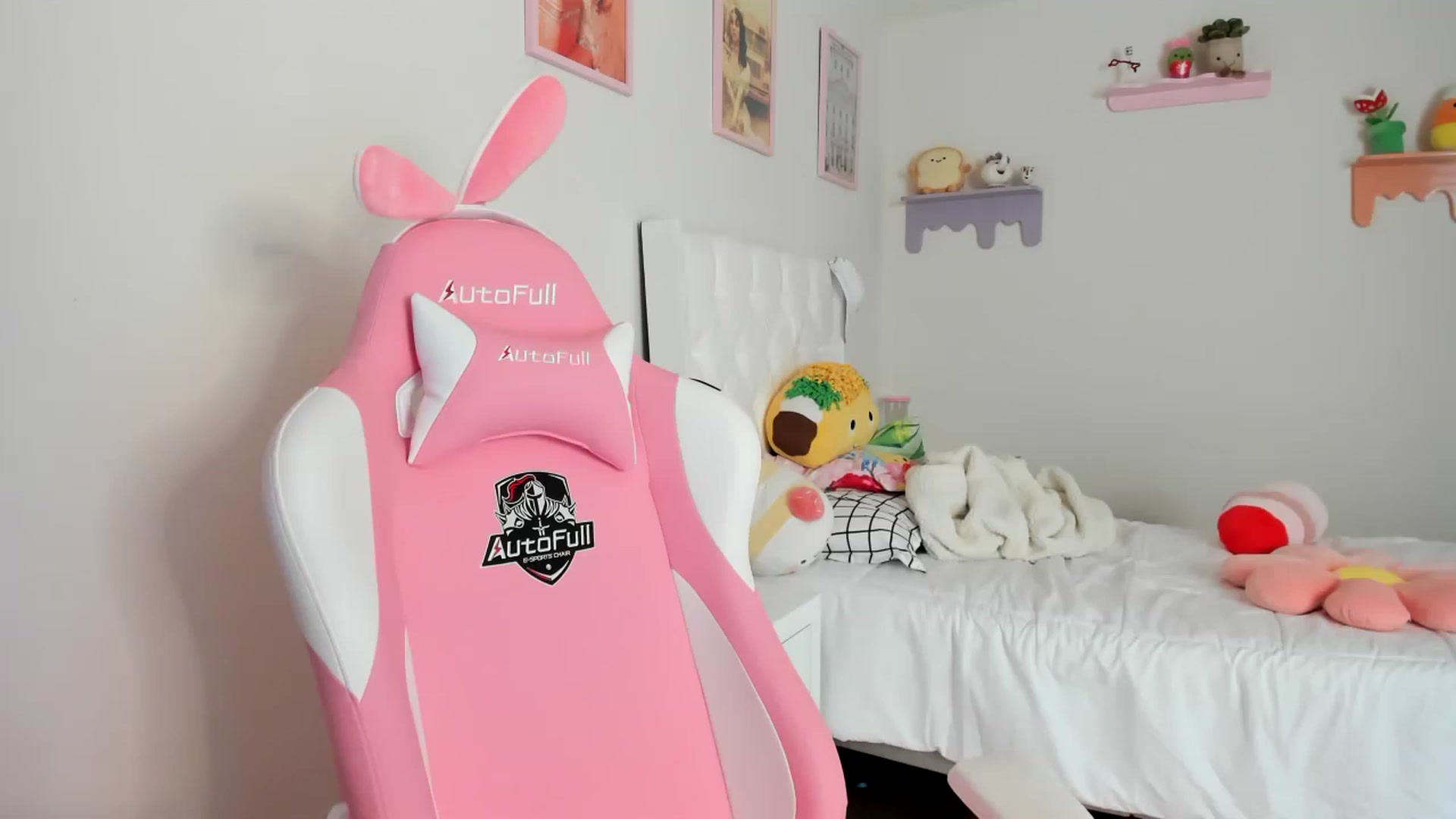 Gallery image thumbnail from Cherrycute666's myfreecams stream on, 05/18/2023, 21:54 image 1 of 20