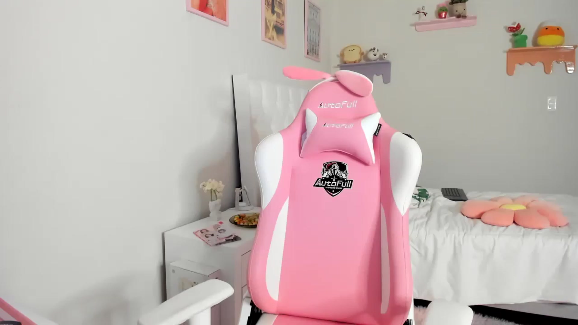 Gallery image thumbnail from Cherrycute666's myfreecams stream on, 05/19/2023, 09:53 image 19 of 20