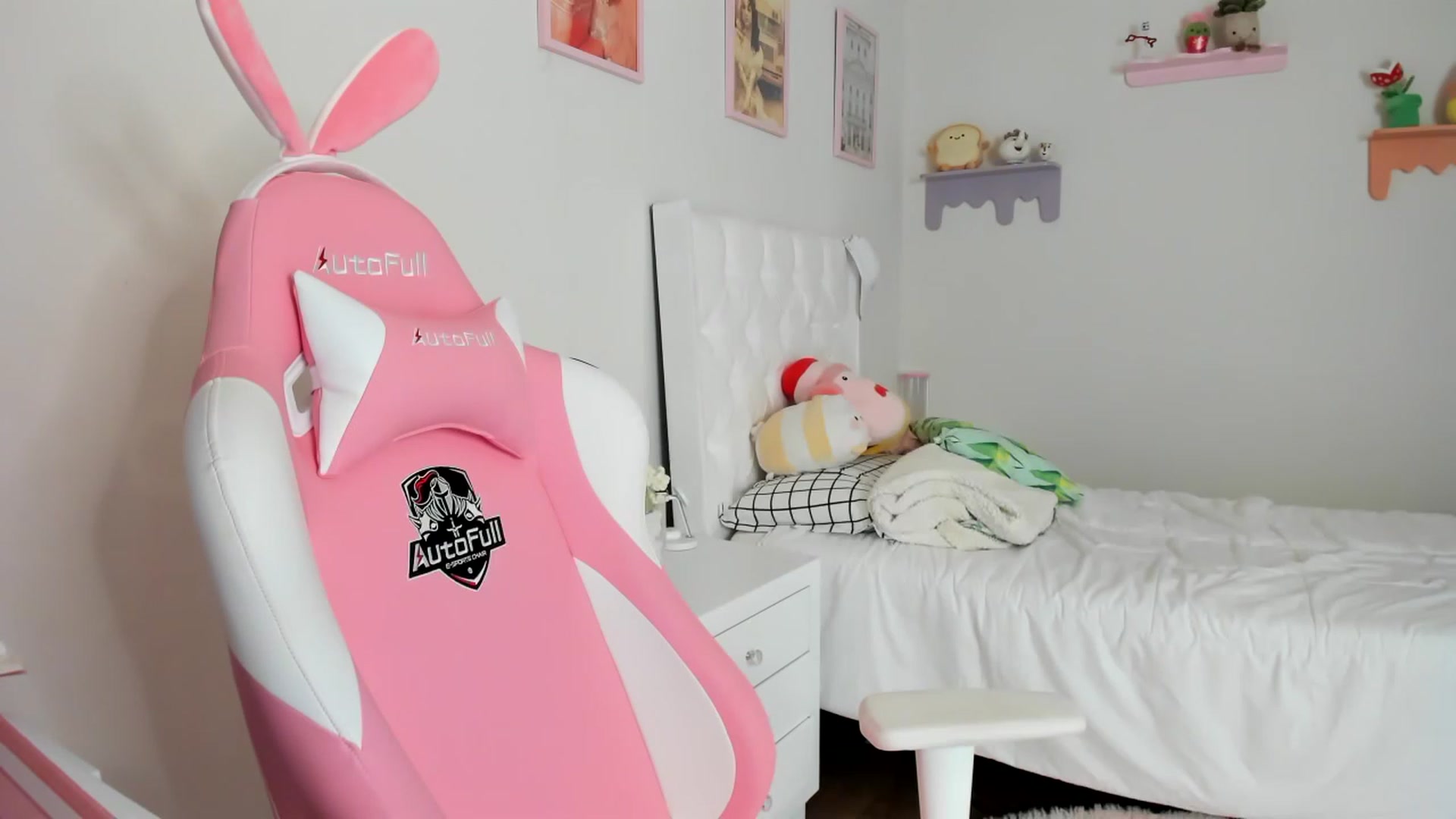 Gallery image thumbnail from Cherrycute666's myfreecams stream on, 05/19/2023, 23:29 image 19 of 20
