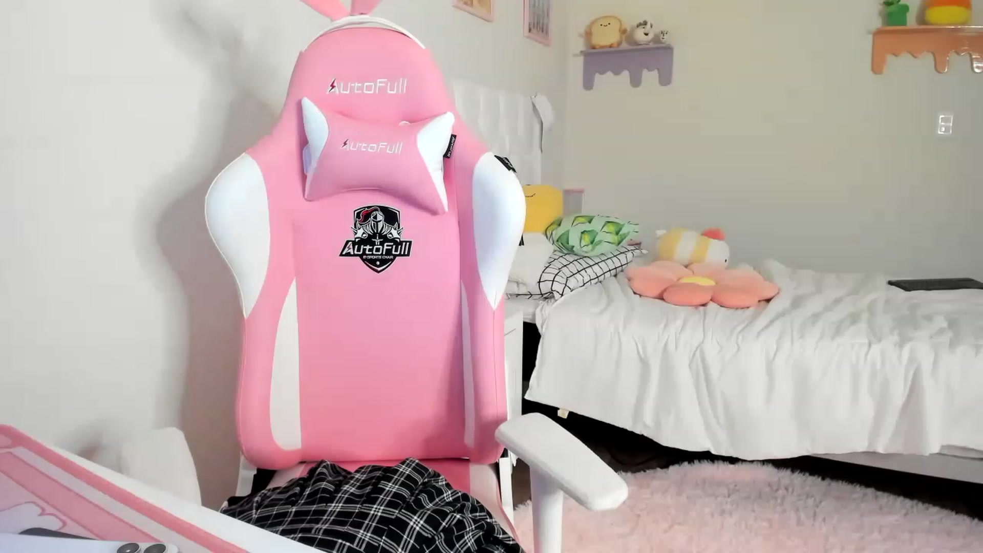 Gallery image thumbnail from Cherrycute666's myfreecams stream on, 05/21/2023, 05:43 image 6 of 20