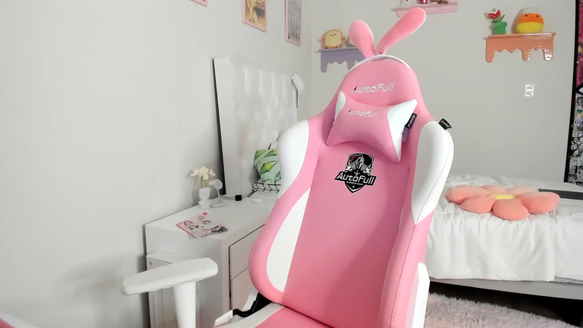 Gallery image thumbnail from Cherrycute666's myfreecams stream on, 05/22/2023, 09:57 image 6 of 20