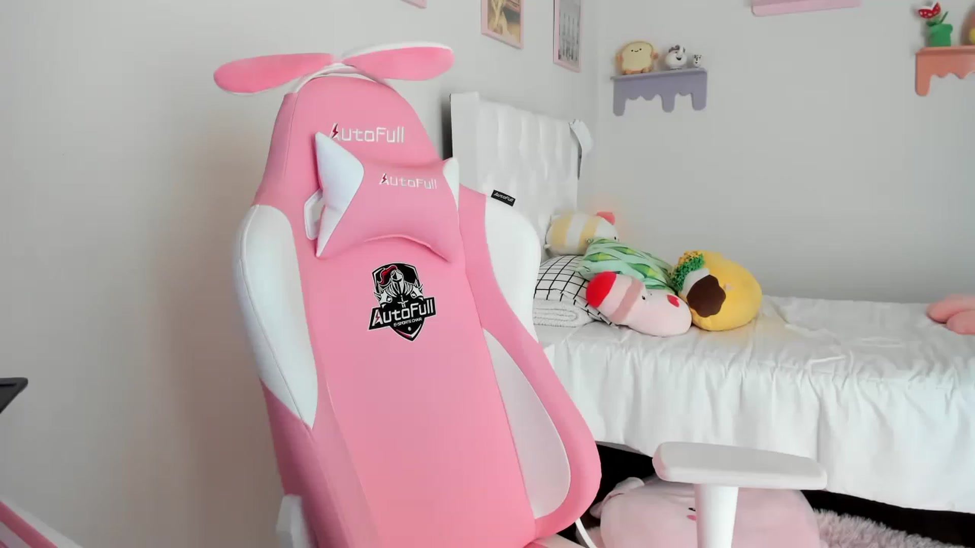 Gallery image thumbnail from Cherrycute666's myfreecams stream on, 05/27/2023, 16:05 image 13 of 20