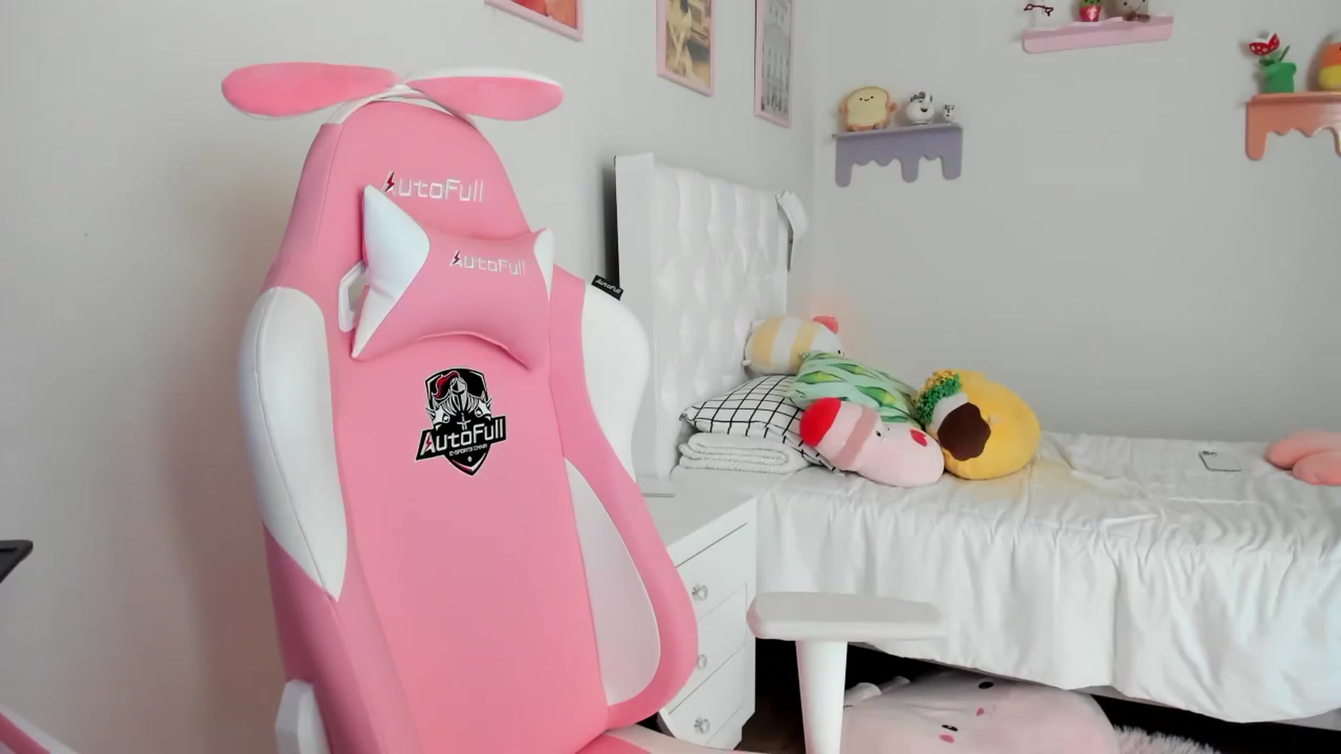 Gallery image thumbnail from Cherrycute666's myfreecams stream on, 05/27/2023, 16:05 image 2 of 20