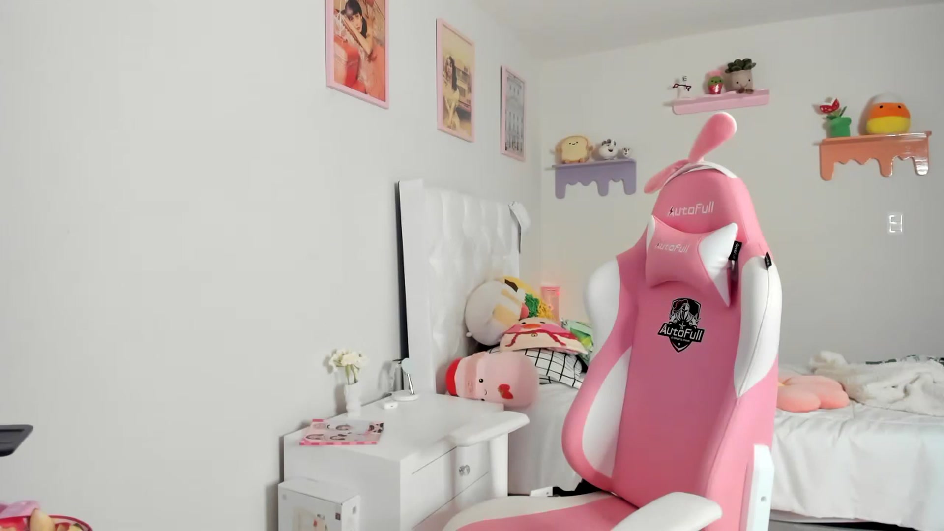 Gallery image thumbnail from Cherrycute666's myfreecams stream on, 05/28/2023, 01:55 image 17 of 20