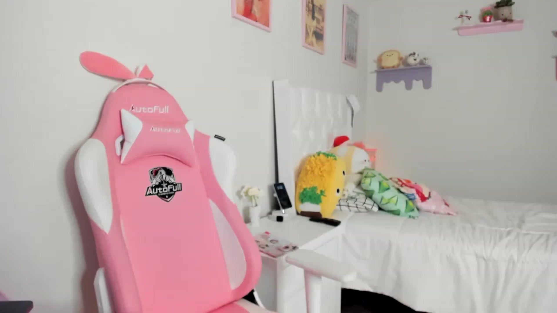 Gallery image thumbnail from Cherrycute666's myfreecams stream on, 06/01/2023, 10:32 image 5 of 20