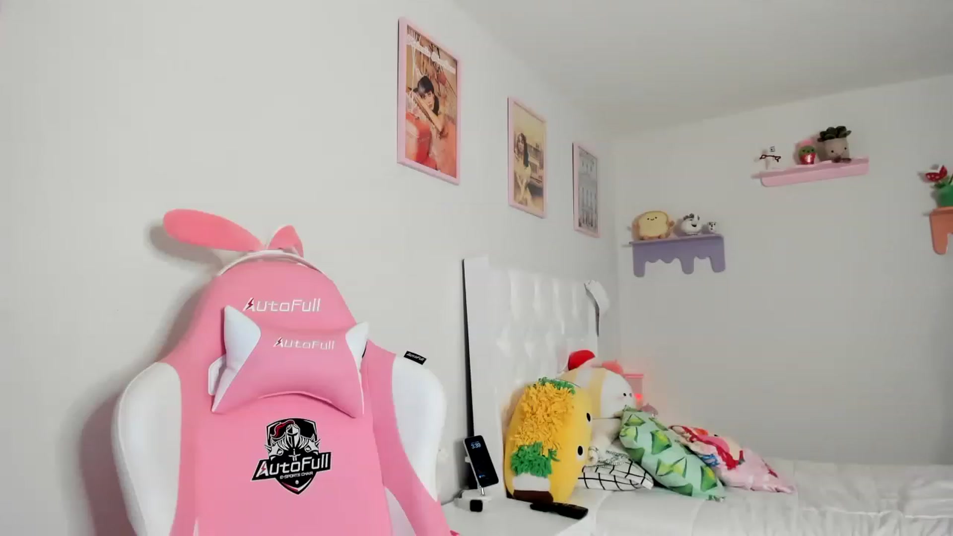 Gallery image thumbnail from Cherrycute666's myfreecams stream on, 06/01/2023, 10:32 image 7 of 20