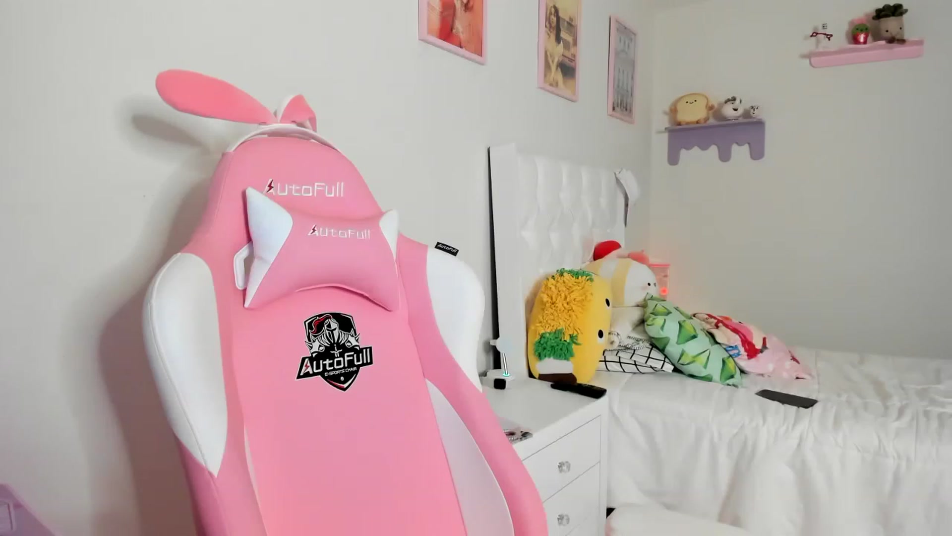 Gallery image thumbnail from Cherrycute666's myfreecams stream on, 06/01/2023, 10:32 image 19 of 20