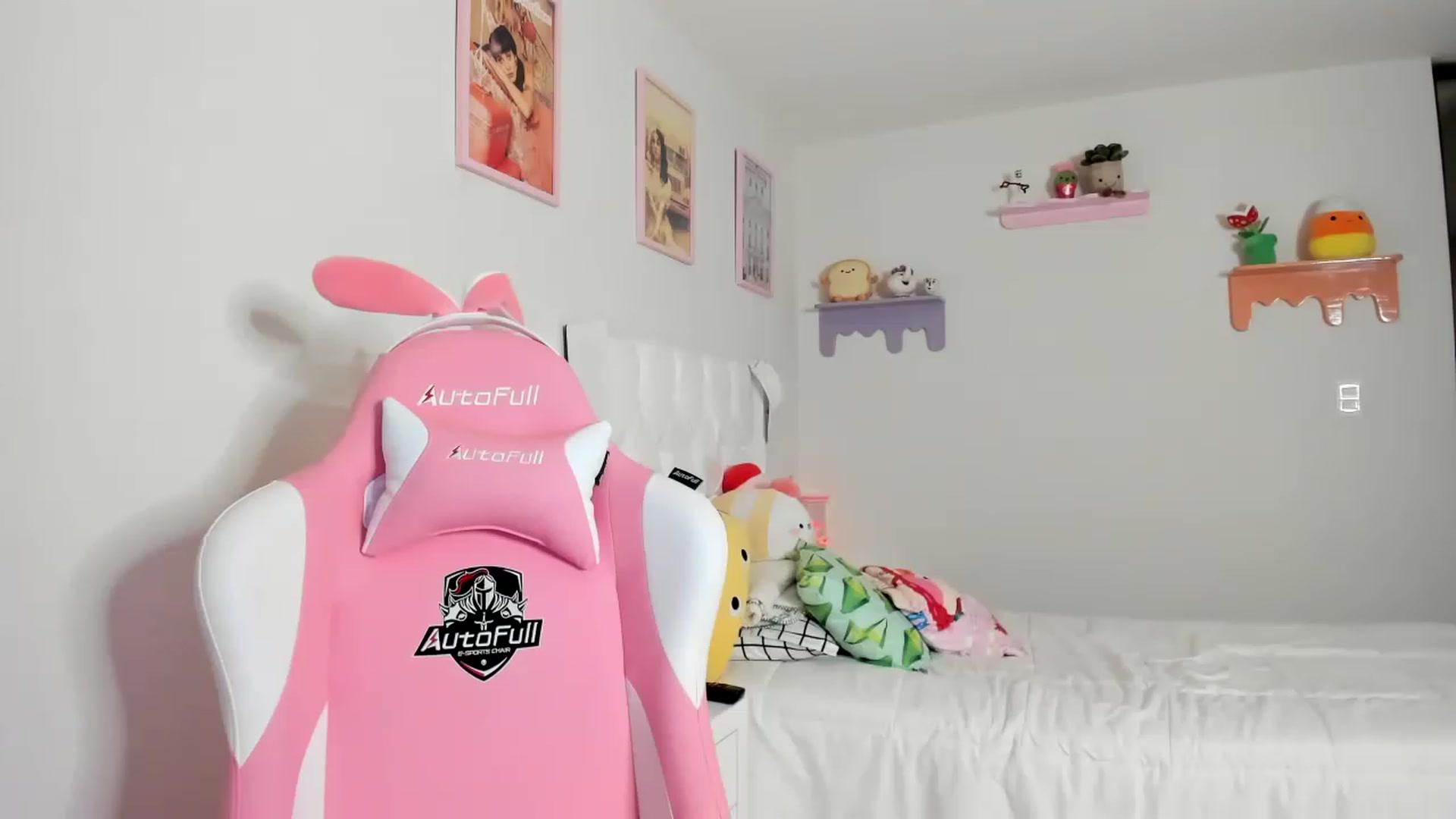 Gallery image thumbnail from Cherrycute666's myfreecams stream on, 06/01/2023, 10:32 image 10 of 20