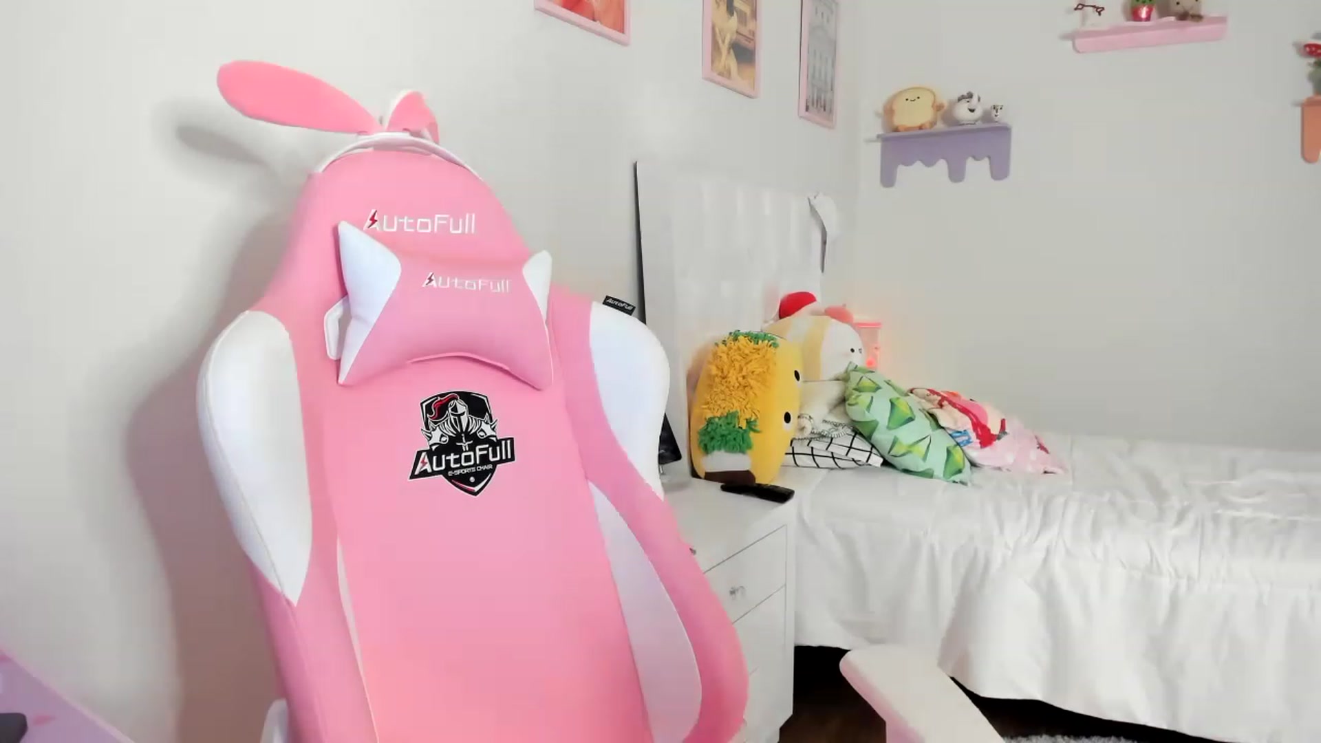 Gallery image thumbnail from Cherrycute666's myfreecams stream on, 06/01/2023, 10:32 image 14 of 20