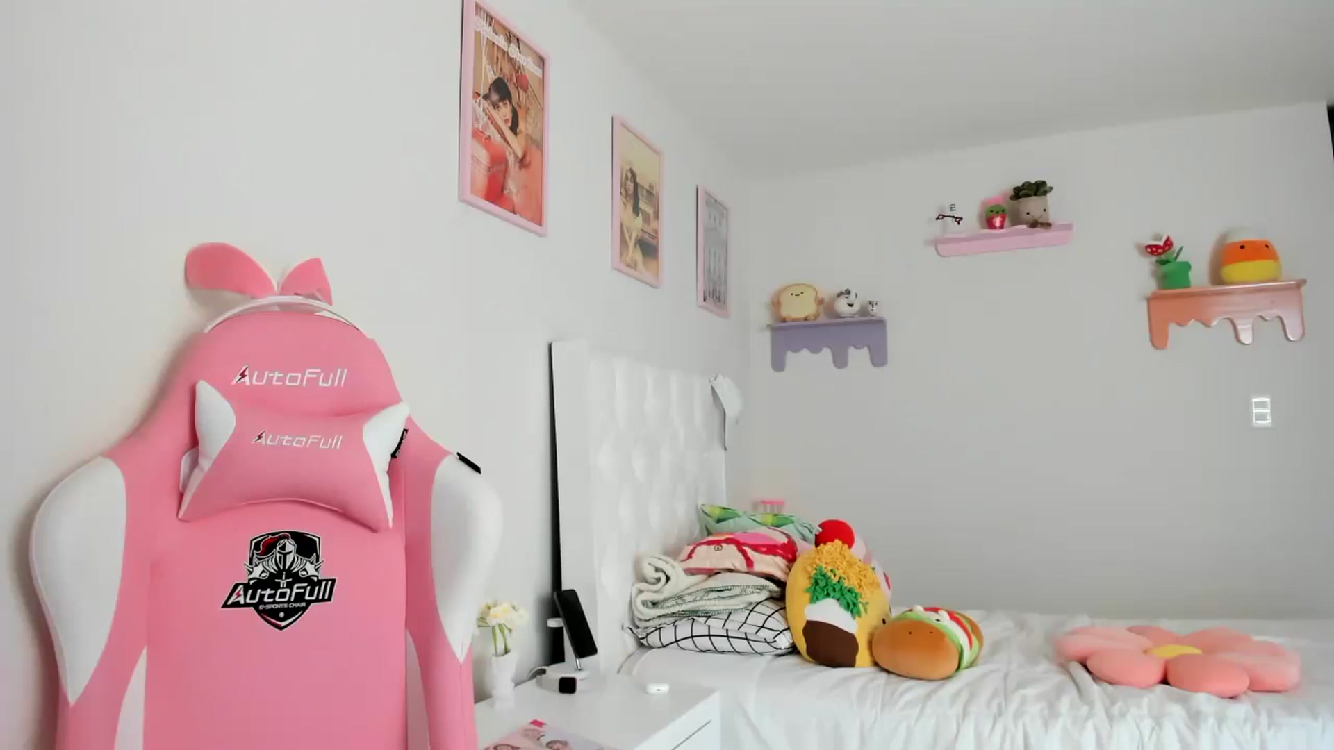 Gallery image thumbnail from Cherrycute666's myfreecams stream on, 06/01/2023, 19:36 image 4 of 20