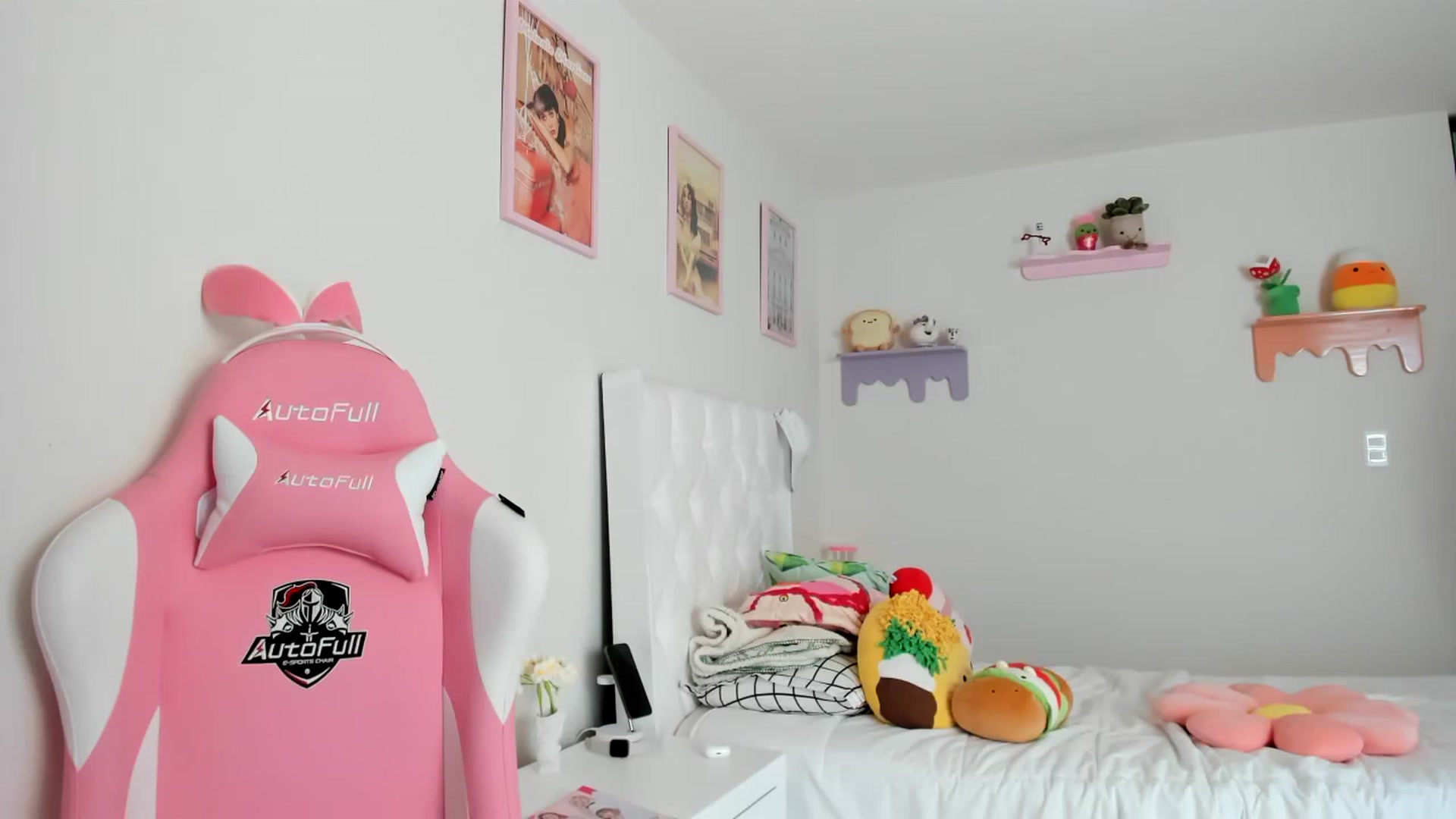 Gallery image thumbnail from Cherrycute666's myfreecams stream on, 06/01/2023, 19:36 image 3 of 20