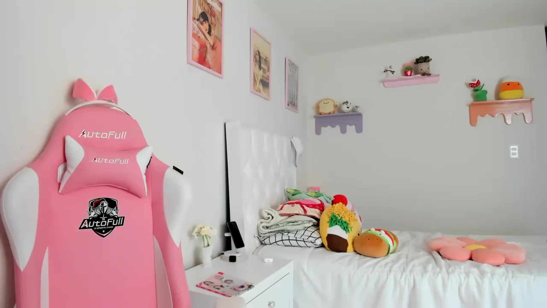 Gallery image thumbnail from Cherrycute666's myfreecams stream on, 06/01/2023, 19:36 image 7 of 20