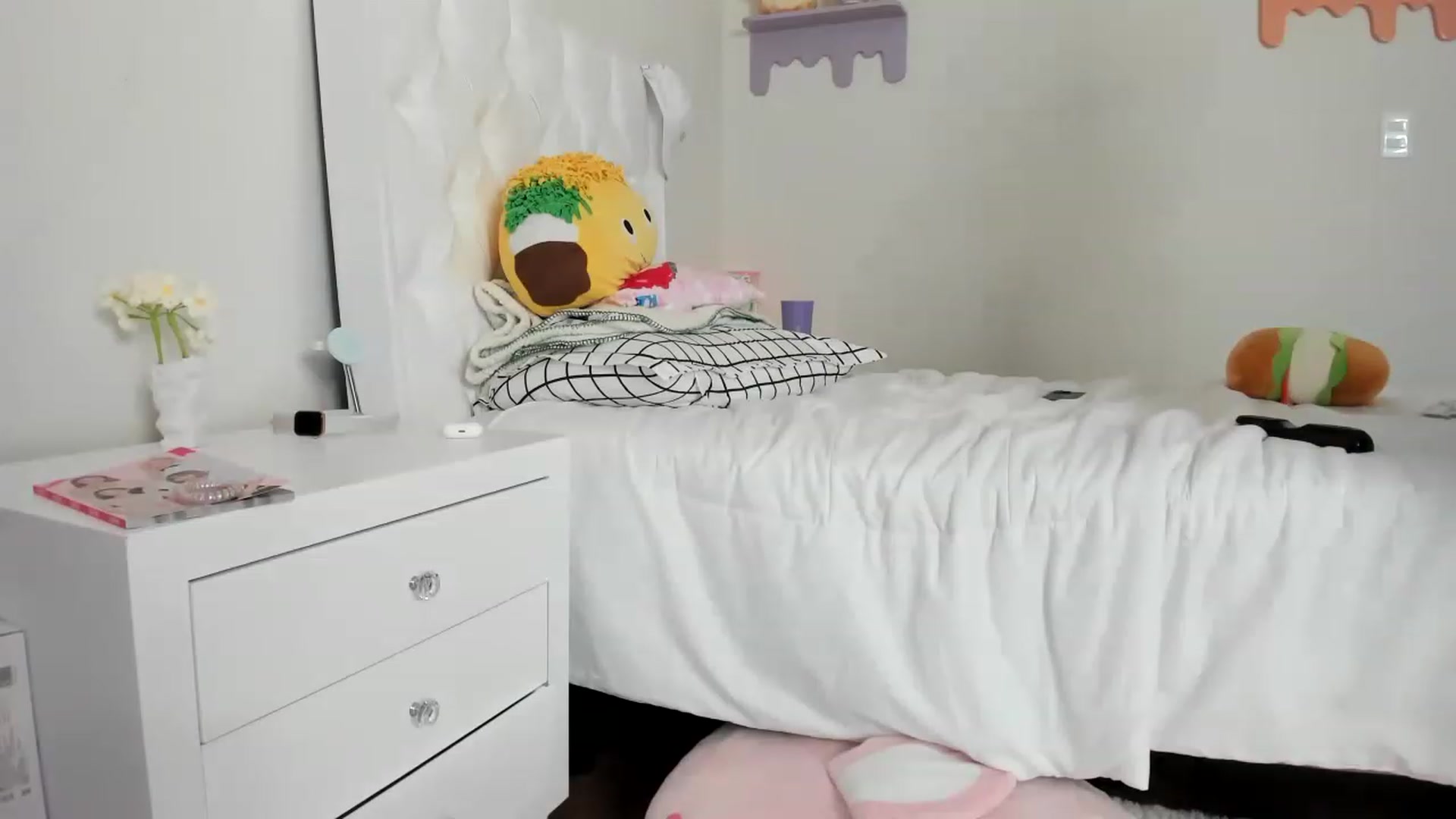 Gallery image thumbnail from Cherrycute666's myfreecams stream on, 06/01/2023, 23:13 image 20 of 20