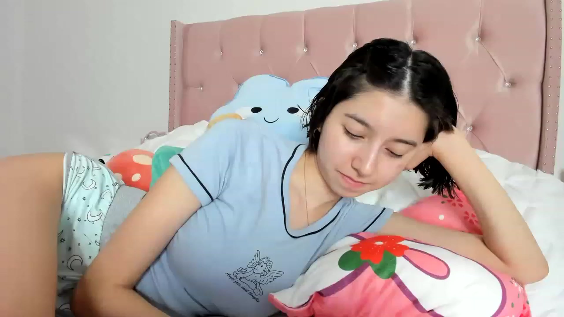 Gallery image thumbnail from Cherrycute666's myfreecams stream on, 06/02/2023, 08:45 image 16 of 20