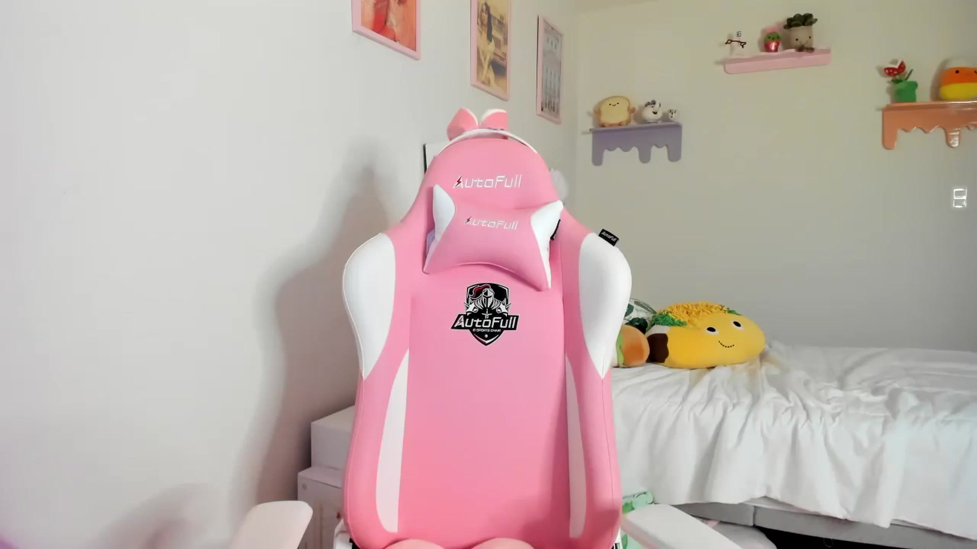 Gallery image thumbnail from Cherrycute666's myfreecams stream on, 06/03/2023, 05:13 image 15 of 20