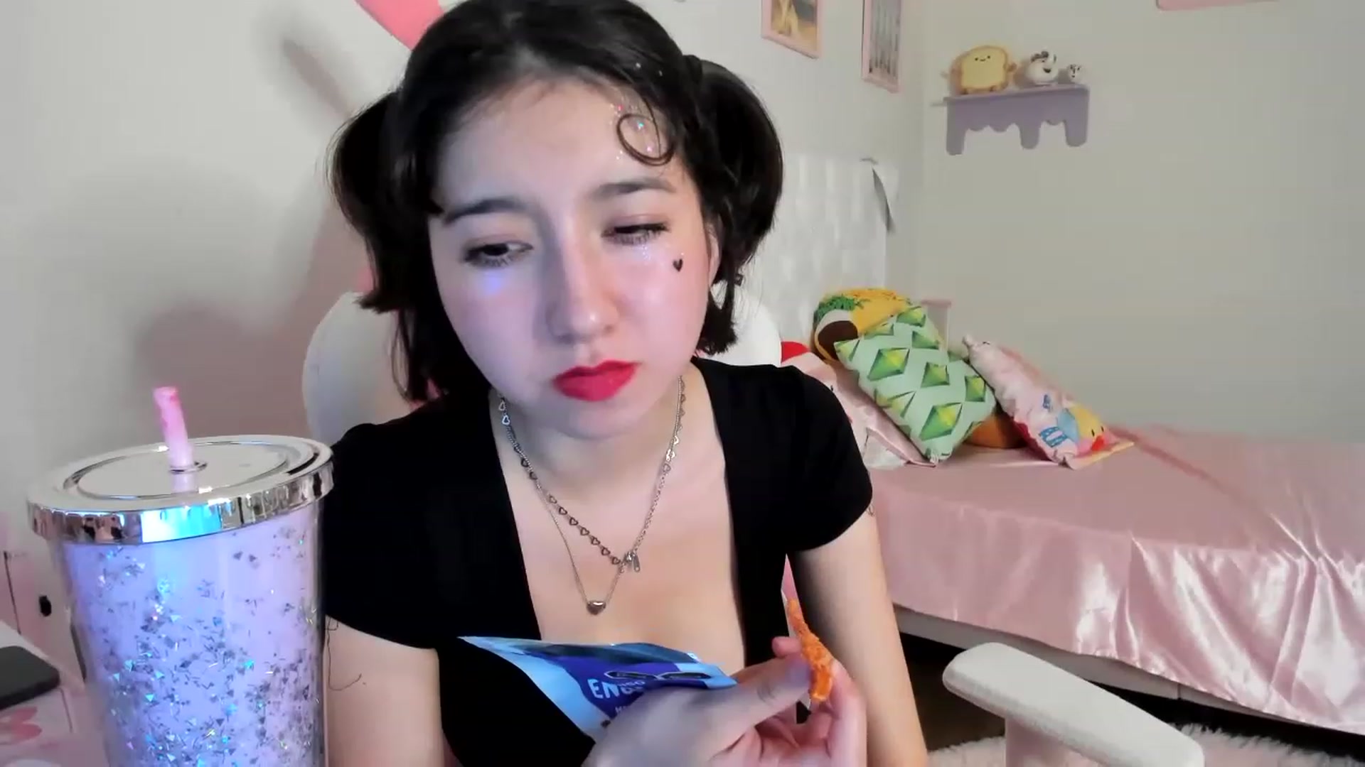 Gallery image thumbnail from Cherrycute666's myfreecams stream on, 06/08/2023, 05:04 image 20 of 20