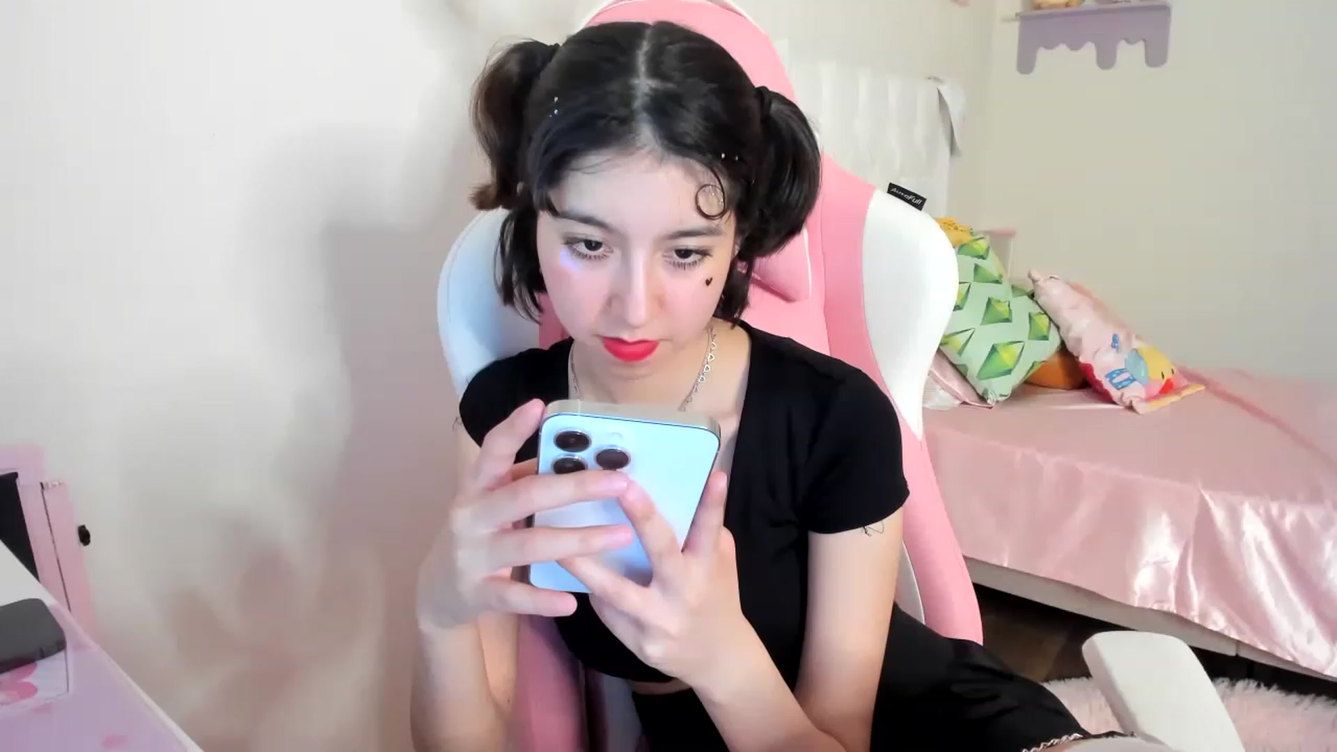 Gallery image thumbnail from Cherrycute666's myfreecams stream on, 06/08/2023, 05:04 image 10 of 20