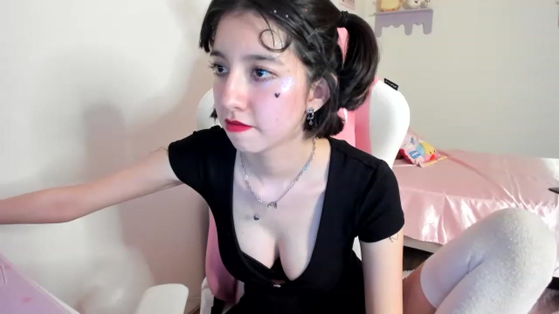 Gallery image thumbnail from Cherrycute666's myfreecams stream on, 06/08/2023, 05:04 image 1 of 20