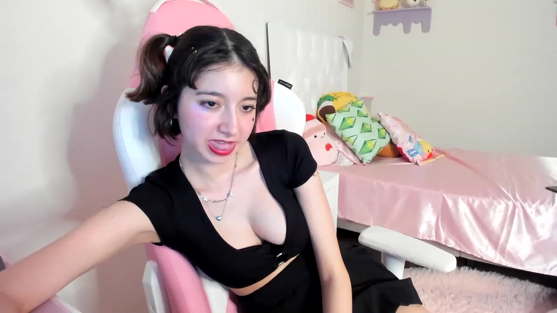 Gallery image thumbnail from Cherrycute666's myfreecams stream on, 06/08/2023, 05:04 image 2 of 20