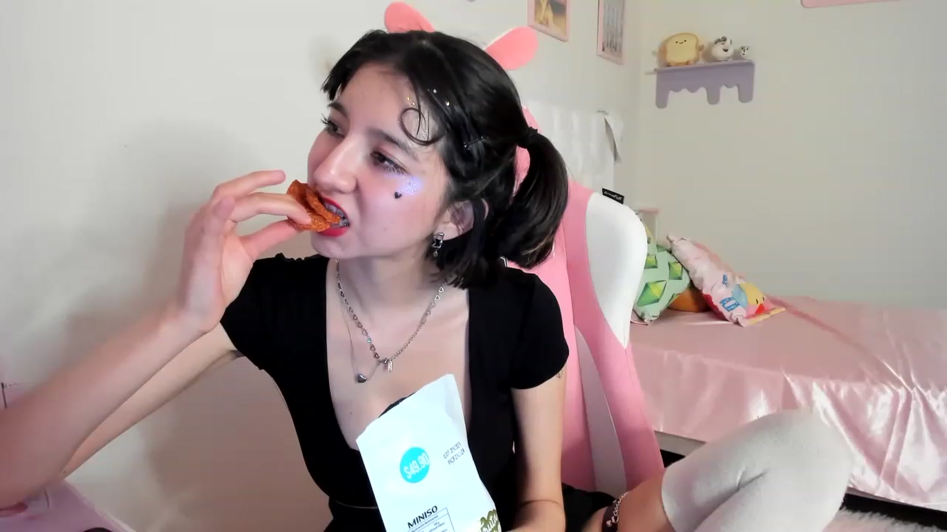 Gallery image thumbnail from Cherrycute666's myfreecams stream on, 06/08/2023, 05:04 image 17 of 20