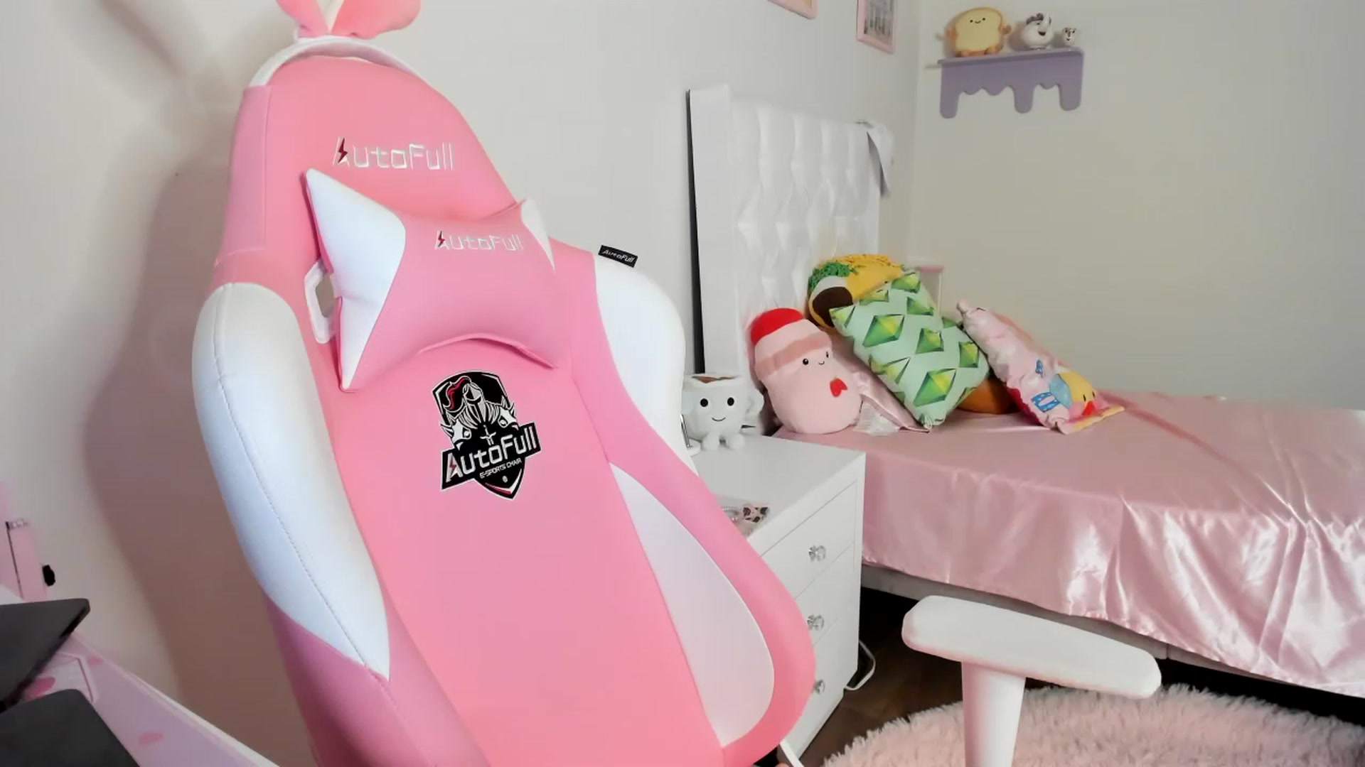 Gallery image thumbnail from Cherrycute666's myfreecams stream on, 06/08/2023, 07:41 image 10 of 20