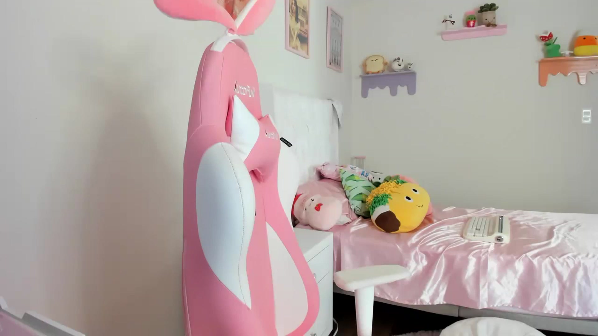 Gallery image thumbnail from Cherrycute666's myfreecams stream on, 06/08/2023, 23:10 image 19 of 20