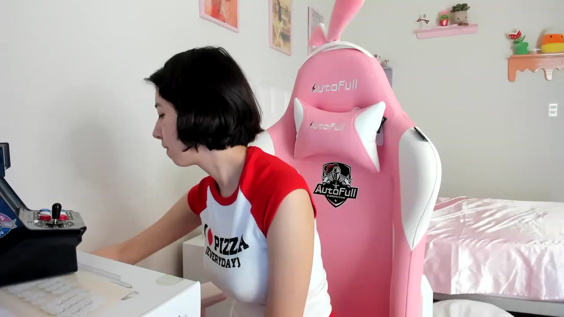 Gallery image thumbnail from Cherrycute666's myfreecams stream on, 06/08/2023, 23:10 image 3 of 20