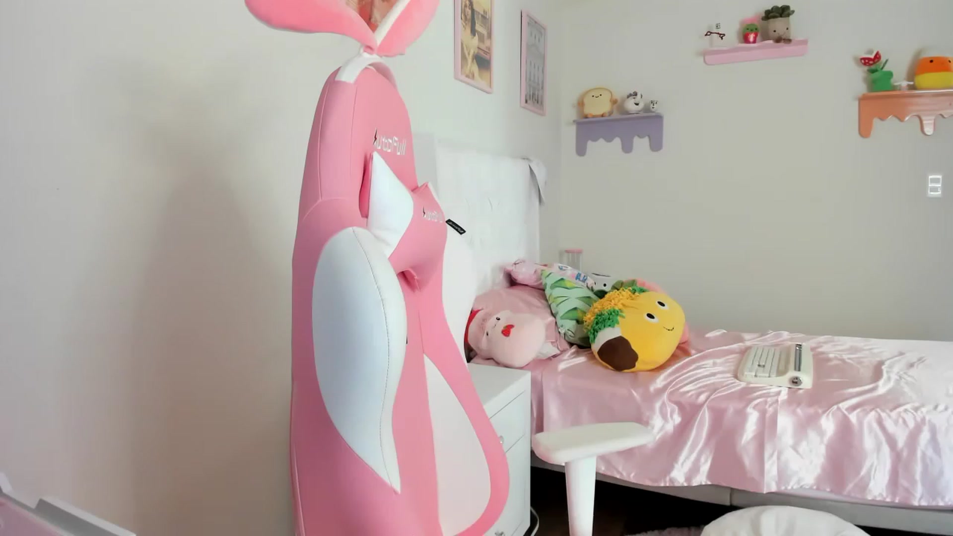 Gallery image thumbnail from Cherrycute666's myfreecams stream on, 06/08/2023, 23:10 image 20 of 20