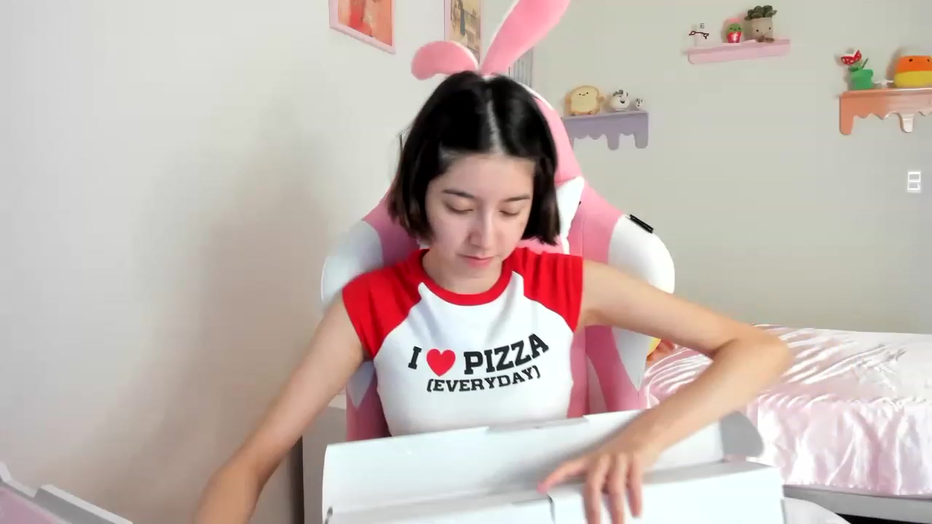 Gallery image thumbnail from Cherrycute666's myfreecams stream on, 06/08/2023, 23:10 image 10 of 20