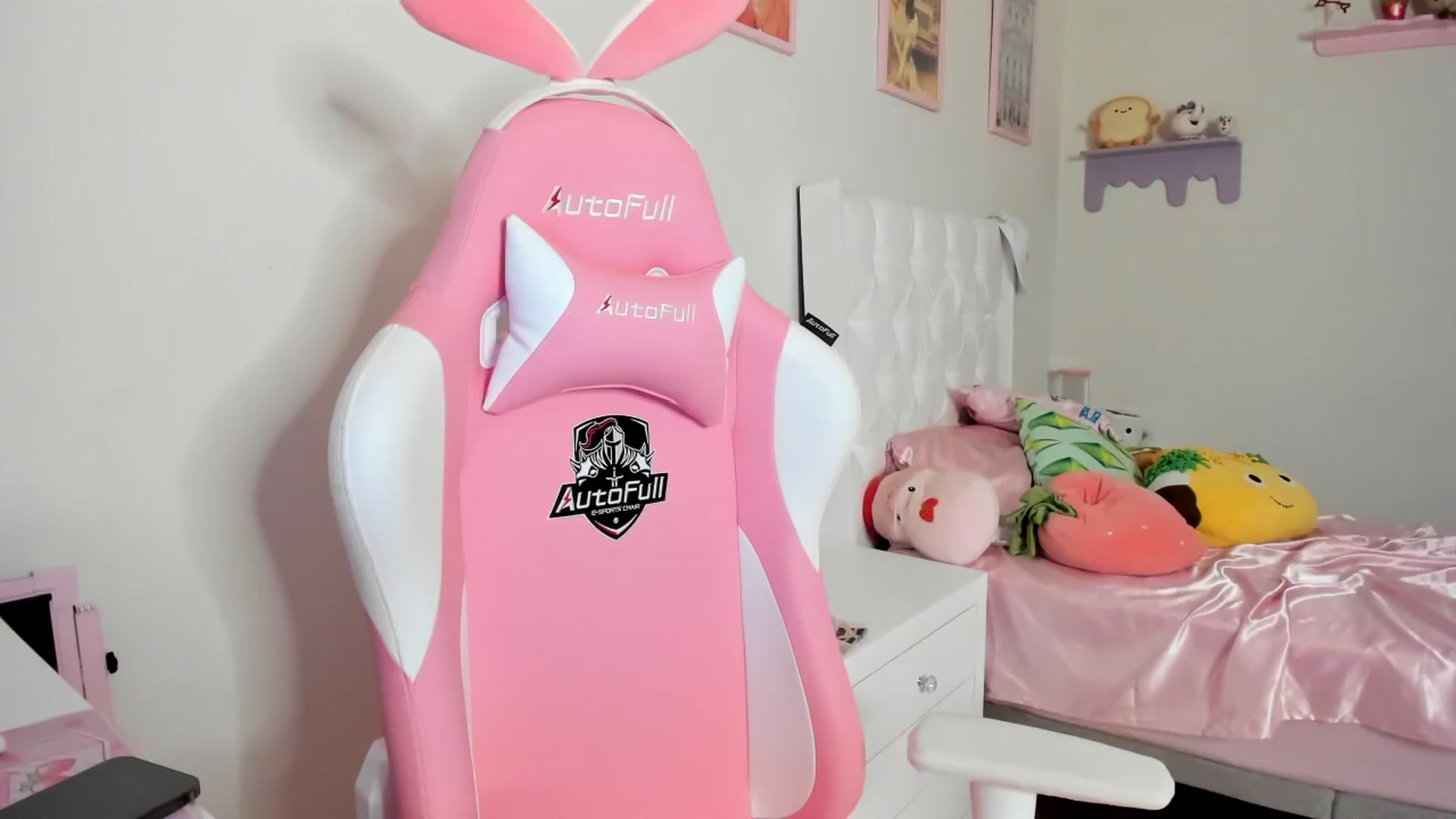 Gallery image thumbnail from Cherrycute666's myfreecams stream on, 06/10/2023, 02:26 image 18 of 20