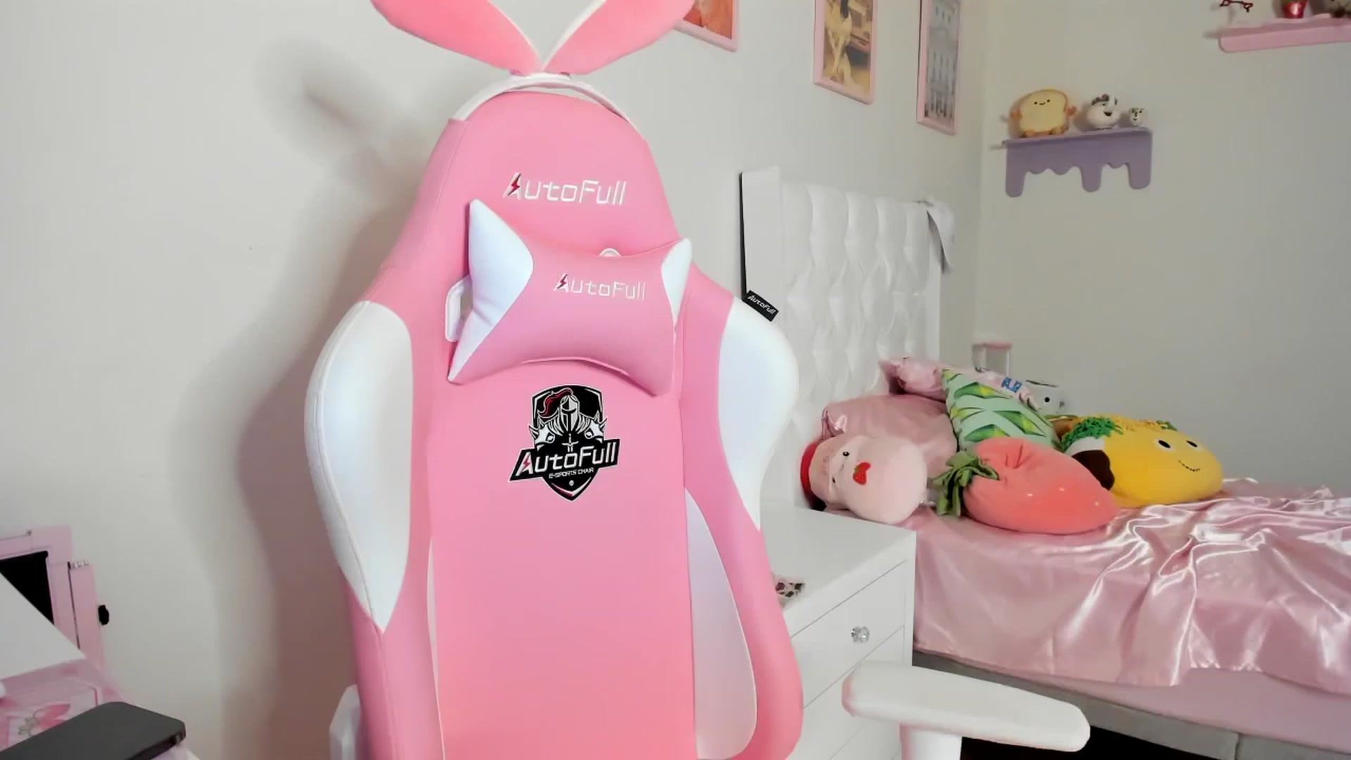 Gallery image thumbnail from Cherrycute666's myfreecams stream on, 06/10/2023, 02:26 image 17 of 20