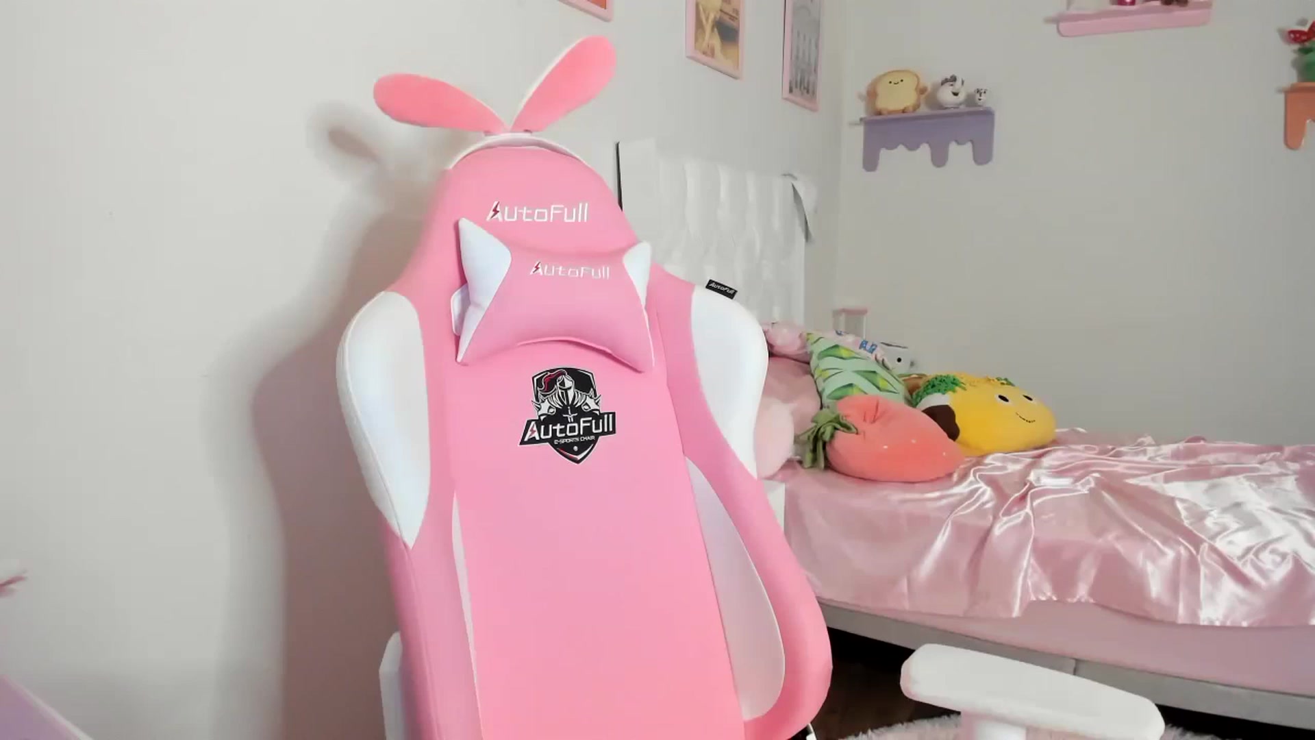 Gallery image thumbnail from Cherrycute666's myfreecams stream on, 06/10/2023, 03:51 image 10 of 20