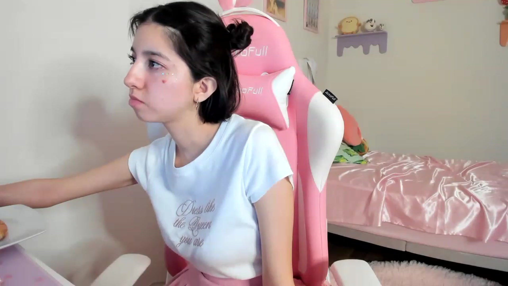 Gallery image thumbnail from Cherrycute666's myfreecams stream on, 06/10/2023, 11:38 image 10 of 20
