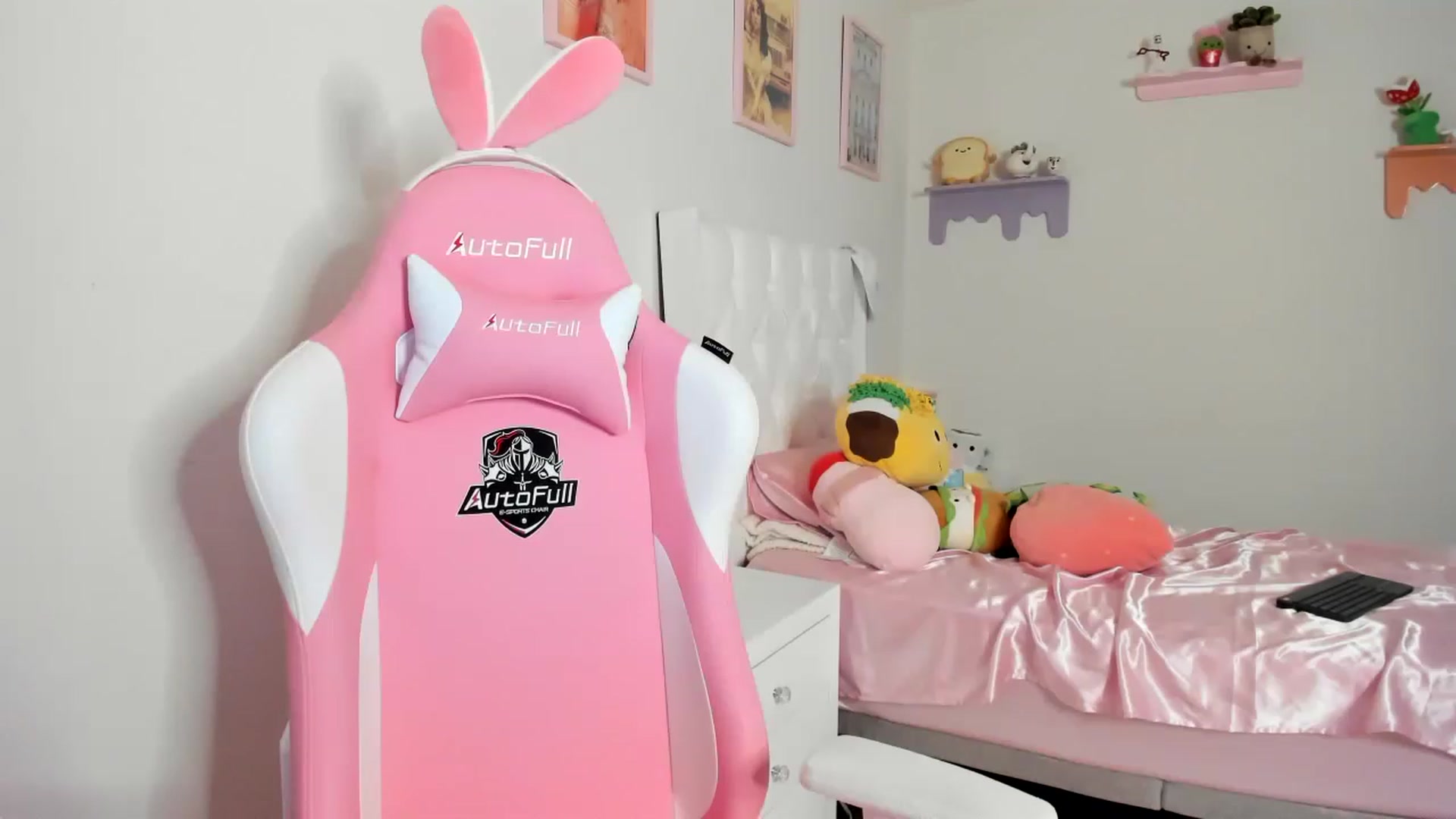 Gallery image thumbnail from Cherrycute666's myfreecams stream on, 06/11/2023, 03:12 image 7 of 20