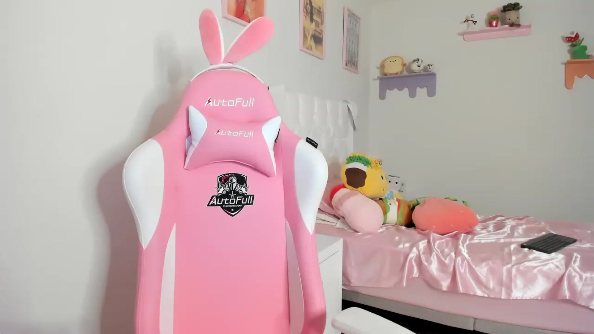 Gallery image thumbnail from Cherrycute666's myfreecams stream on, 06/11/2023, 03:12 image 8 of 20