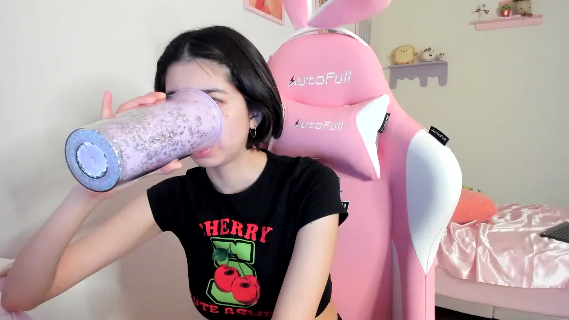 Gallery image thumbnail from Cherrycute666's myfreecams stream on, 06/11/2023, 09:32 image 18 of 20