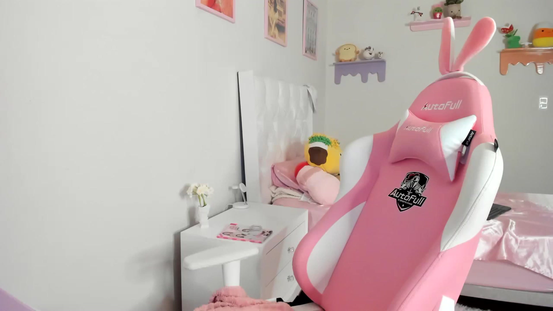 Gallery image thumbnail from Cherrycute666's myfreecams stream on, 06/11/2023, 09:32 image 1 of 20