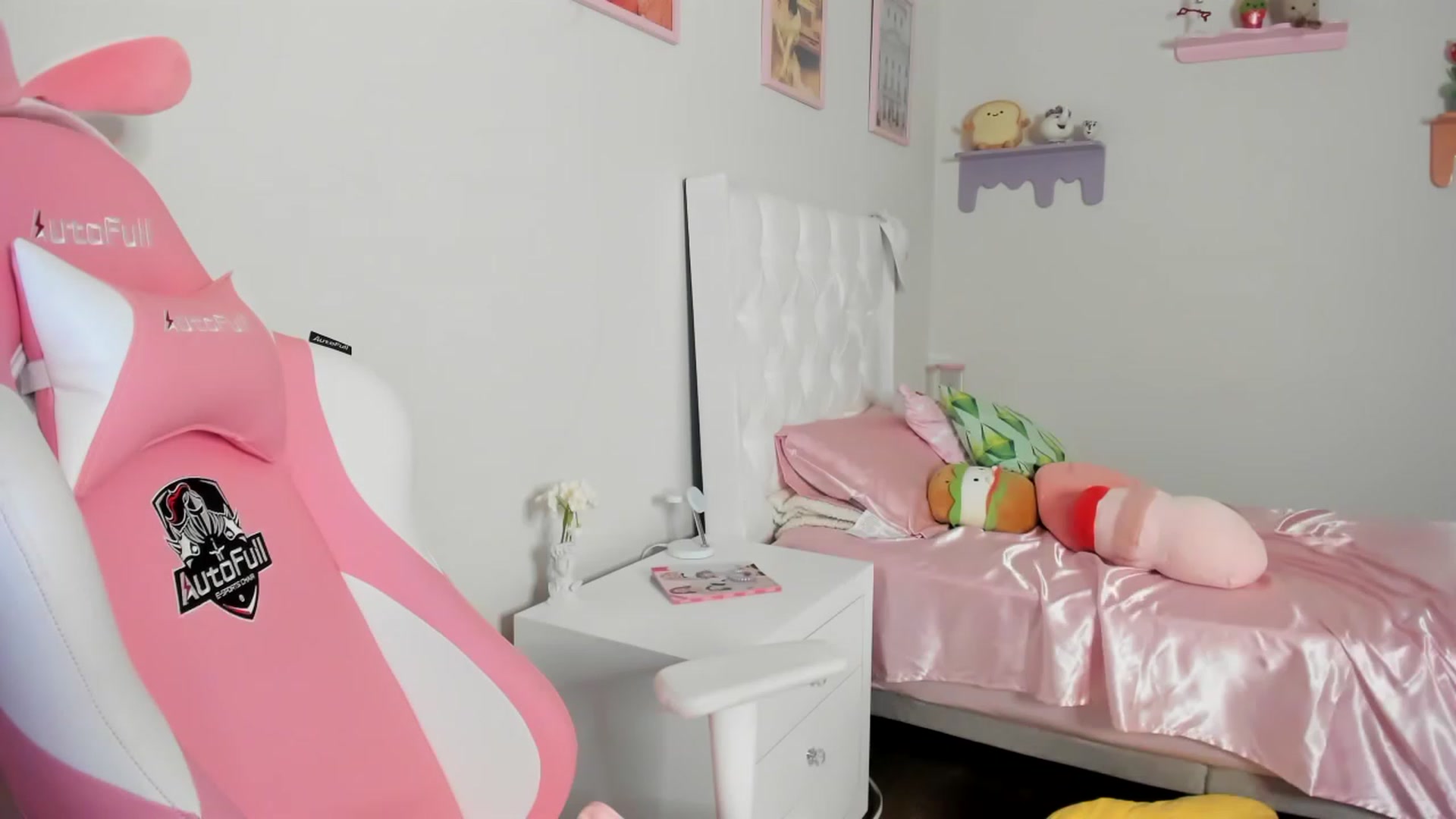 Gallery image thumbnail from Cherrycute666's myfreecams stream on, 06/12/2023, 03:51 image 10 of 20